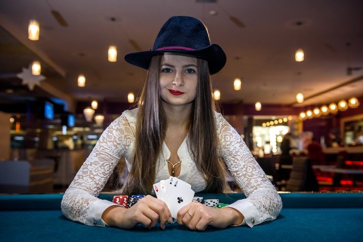 Kartu Three Card Poker menunjukkan kombinasi Straight dan Pair dengan peringkat yang jelas