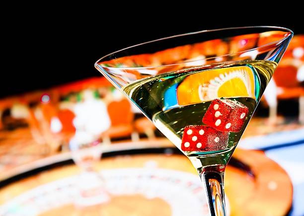 Hasil putaran Three Card Poker menunjukkan kartu pemenang dan pembayaran yang diterima pemain